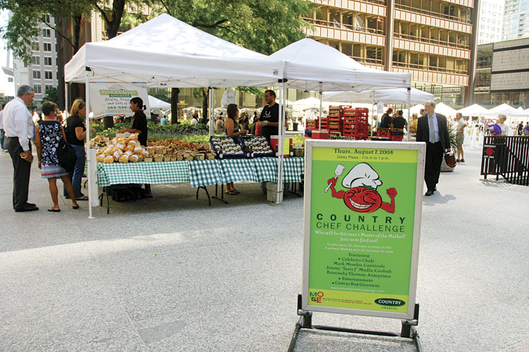 Farmers' markets encourage finding high-quality, fresh foods close to home. Chicago has 24 city-run farmers’ markets that operate on Tuesdays, Wednesdays, Thursdays, Saturdays and Sundays.