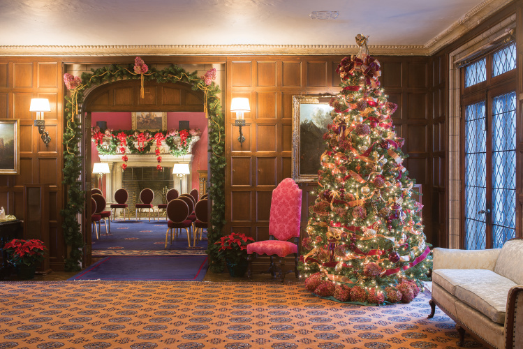 A room decorated with a Christmas tree