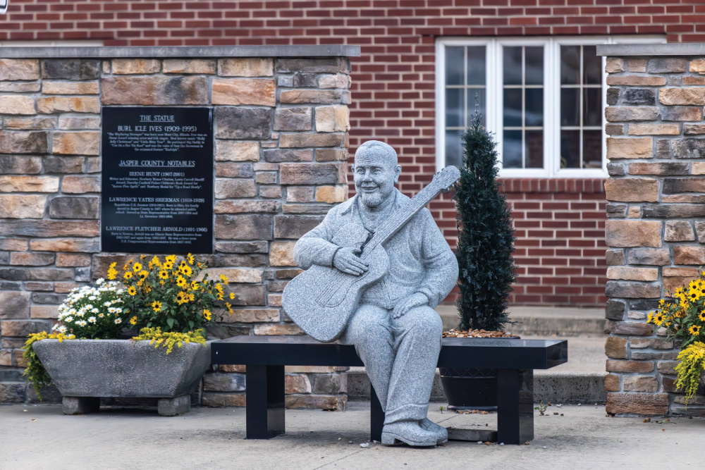 Burl Ives statue