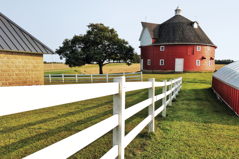 A red round barn in Illinois